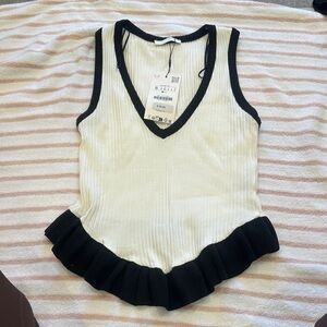 ZARA NWT V-Neck Ruffle Hem Top - Black & White, size small